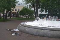 В Киеве стартовал сезон фонтанов: на Контрактовой сразу кто-то устроил пенное шоу