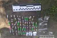 Киевлянин выбросил из окна квартиры наркотики во время обыска