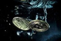 Курс "Биткоина" за сутки упал почти на 13%