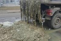 Во Львове из грузовика на проезжую часть высыпались остатки кожи