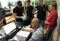 Менеджера филиала госбанка поймали на взятке