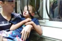 Маленький мальчик застрял головой в оконной решетке