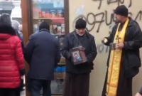 В Мелитополе ряженые мошенники с кадилом собирали деньги на фейковый храм (видео)