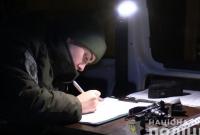 В Киеве прохожий помешал злоумышленнику прикрепить подозрительный предмет на авто