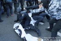 В столкновениях под ВР пострадали 23 полицейских