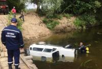 В Черниговской области автомобиль с водителем съехал с моста в реку