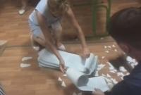 В Днепре неиспользованные бюллетени погасили топором (видео)