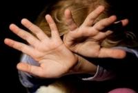 Из Украины выдворили иностранца, который насиловал своих малолетних детей