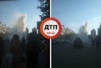 В Киеве из-под земли забил огромный фонтан (видео)