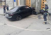 В Харькове легковушка влетела в здание городского совета