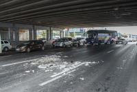 В Киеве кусок моста упал на автомобиль