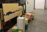 У украинца на таможне изъяли более 2 тыс. упаковок шоколада и чая