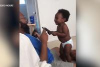 Сеть рассмешило видео с хохотом малыша