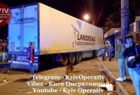В Киеве фура протаранила остановку